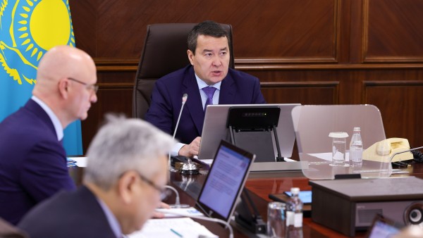 Алихан Смаилов потребовал тщательно следить за качеством строительства новых комфортных школ
