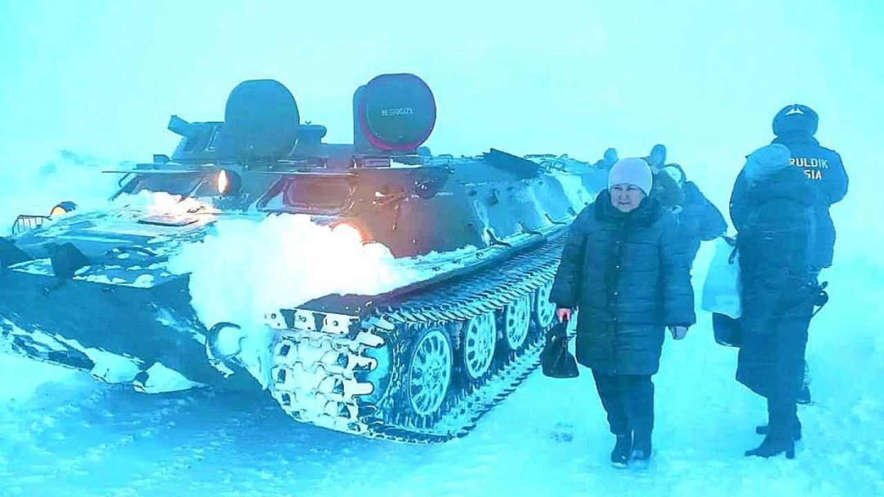 Большегрузные машины в снежном плену: военные пришли на помощь