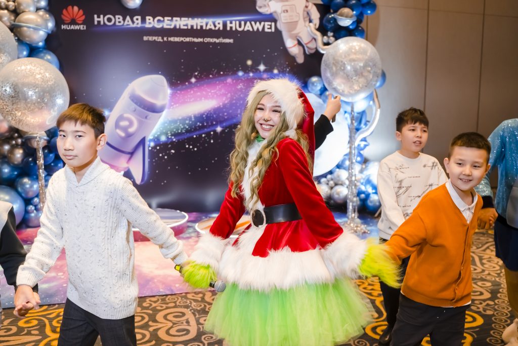 Волшебство от Huawei: необычная новогодняя елка для детей в Астане
