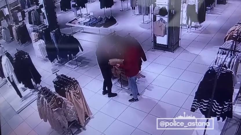 Две куртки вынес мужчина из столичного ТРЦ