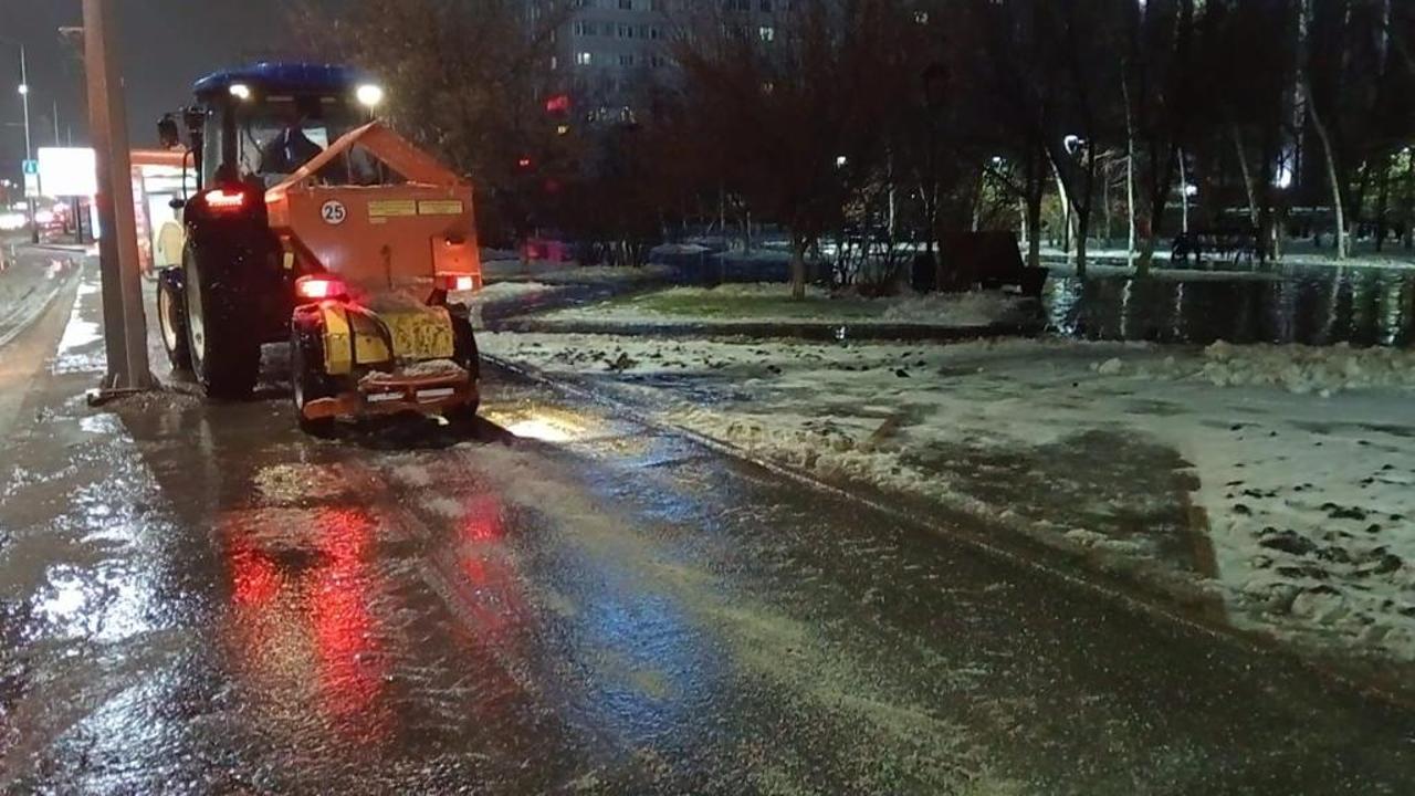 Дороги и тротуары посыпают песко-соляной смесью в Астане