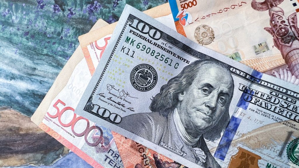 Казахстанский тенге укрепляется благодаря росту цен на нефть