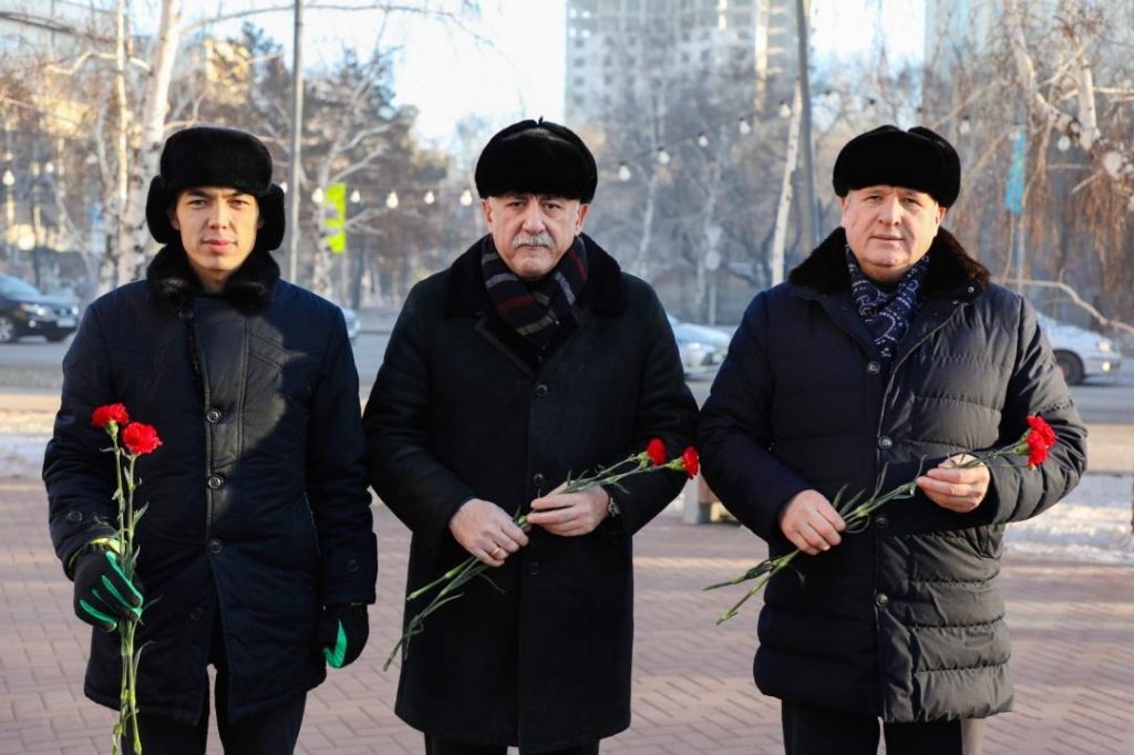 Память и гордость: В Астане возложили цветы к памятнику жертв голодомора и политических репрессий