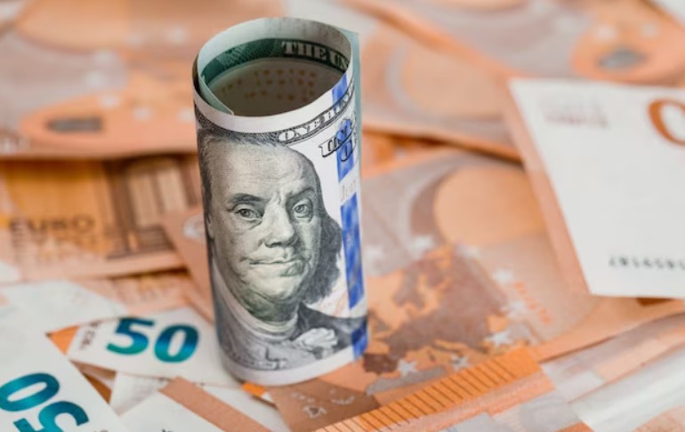 Пара EUR/USD отступает: Какие факторы влияют на евро?