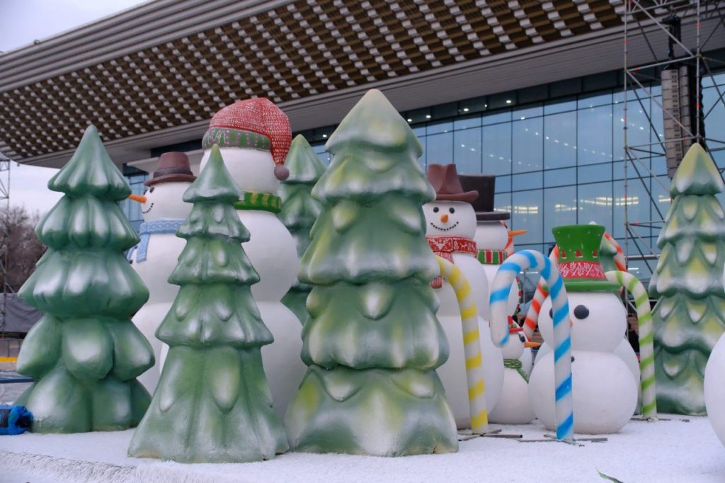 Новогодний фестиваль, концерты и зажжение главной елки в Алматы