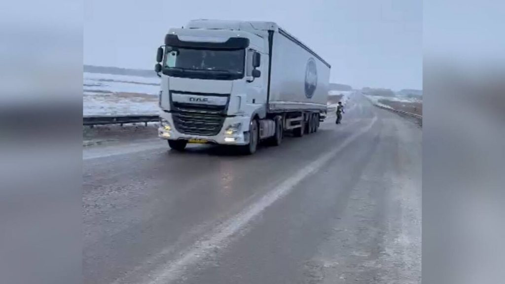 Полицейские СКО выручили водителя фуры, попавшего в “погодную ловушку”