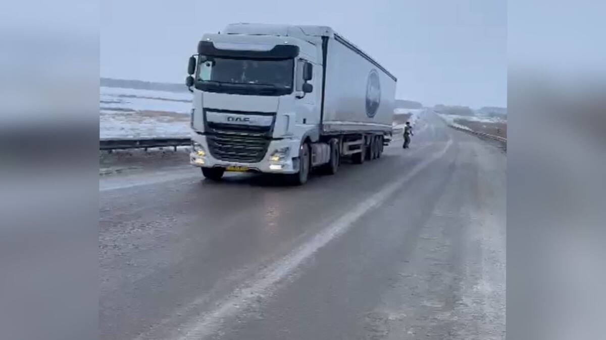 Полицейские СКО выручили водителя фуры, попавшего в “погодную ловушку”