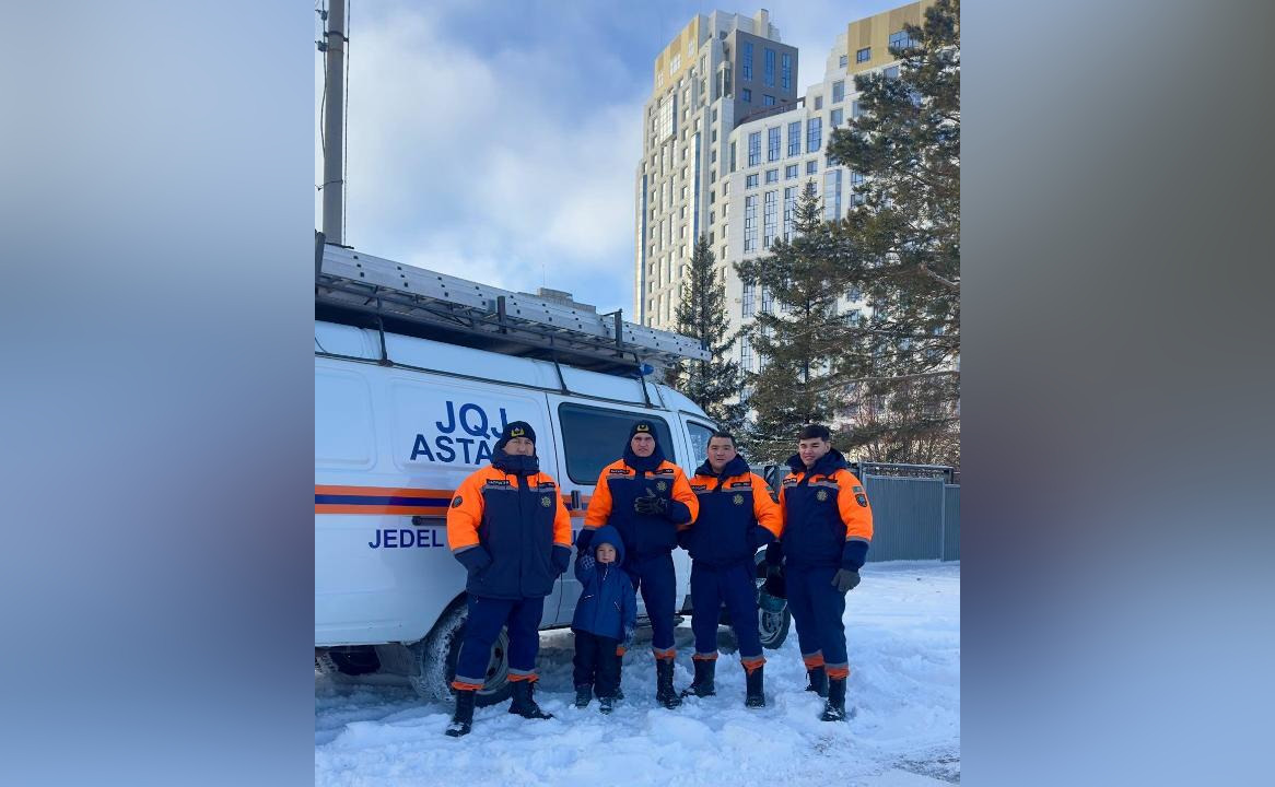 Собака выжила после падения в колодец благодаря спасателям