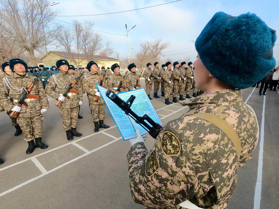 Солдаты Вооруженных сил принимают присягу