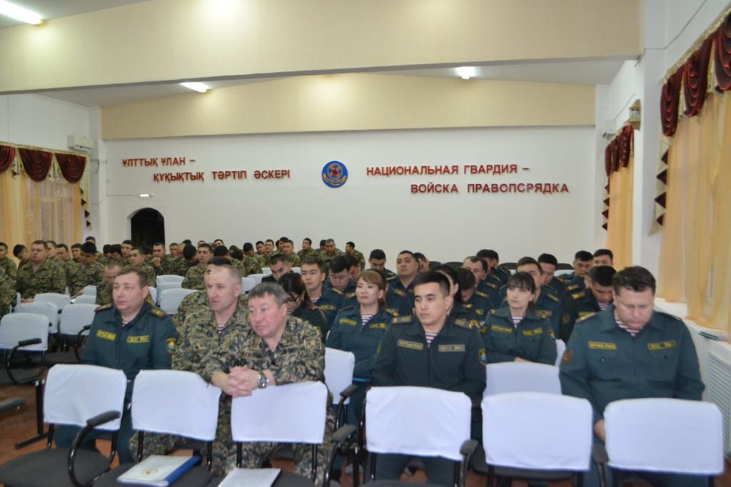 Сотрудники полиции разъяснили гвардейцам ПДД