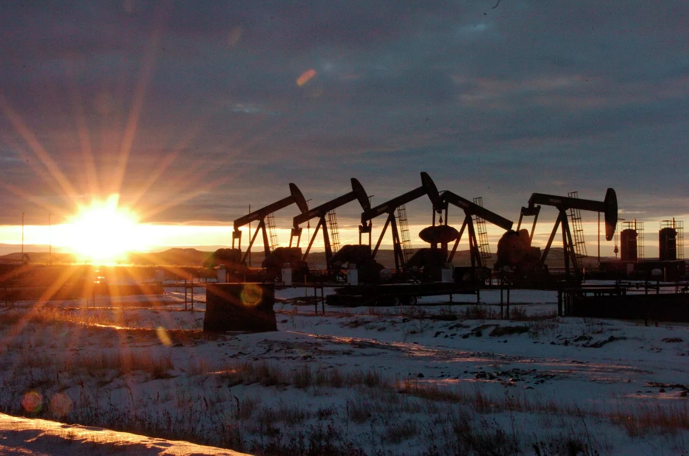 Спад цен на нефть: почему сырьевой рынок нестабилен