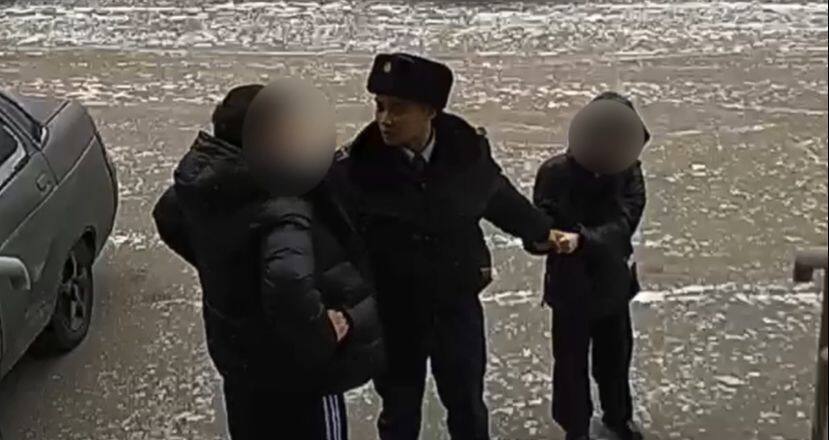Участковый спас маленькую девочку от пьяного мужчины в Семее