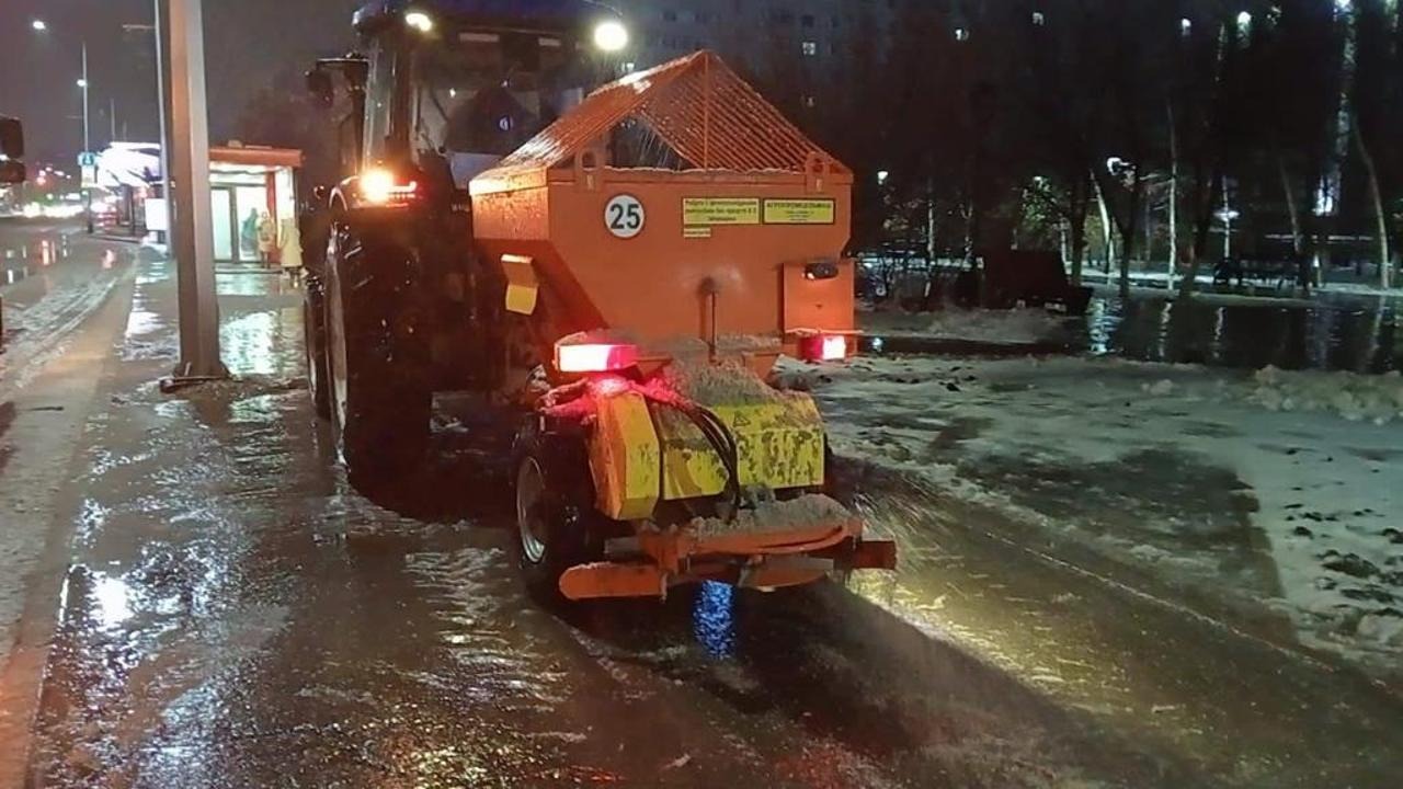 Ухудшение погодных условий: Дороги  посыпают песко-соляной смесью в Астане