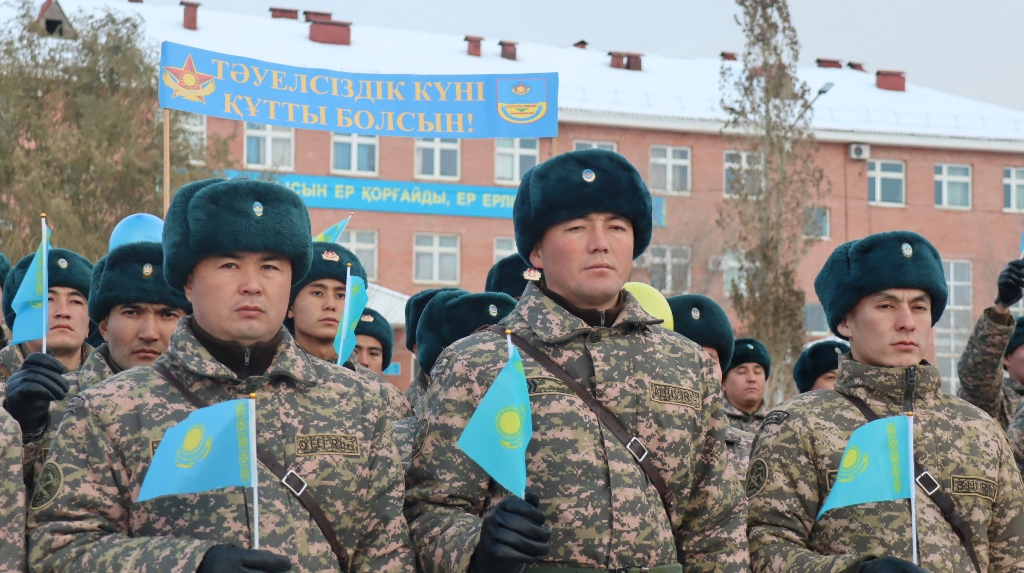 Военнослужащие Шымкента отмечают День Независимости