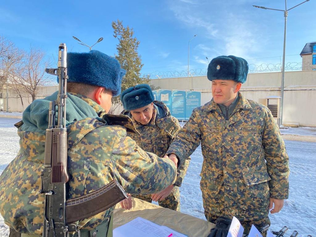 Гвардейцам в Шымкенте вручили боевое оружие