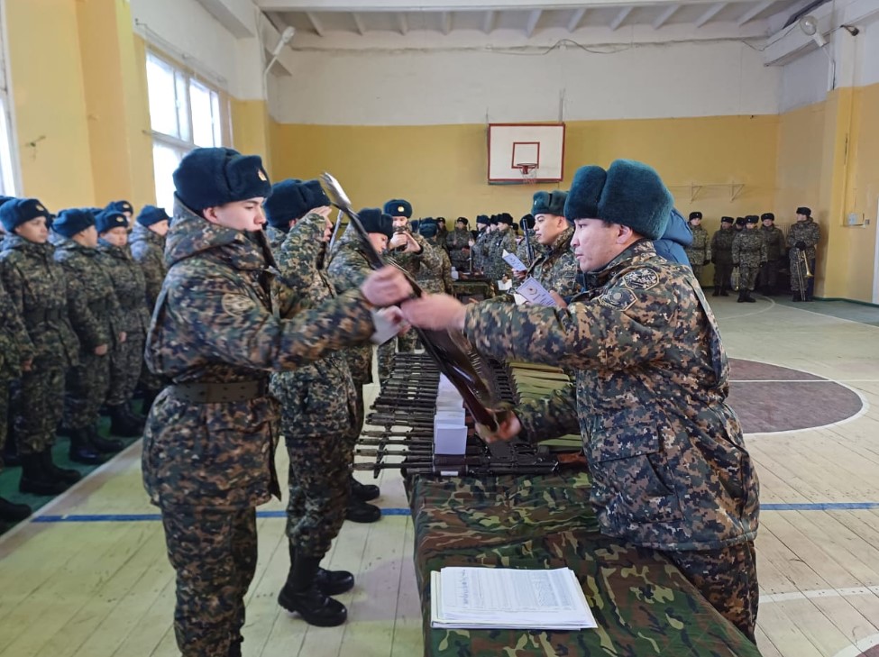В Павлодаре молодым военнослужащим выдали боевое оружие