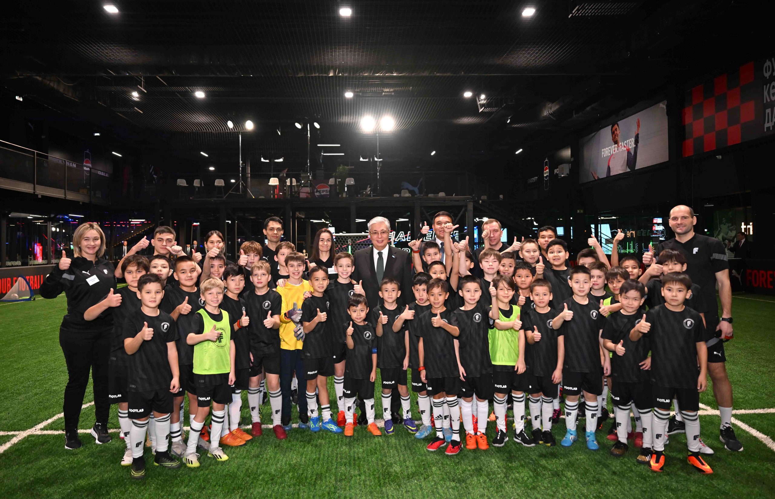 Глава государства посетил футбольный центр Footlab
