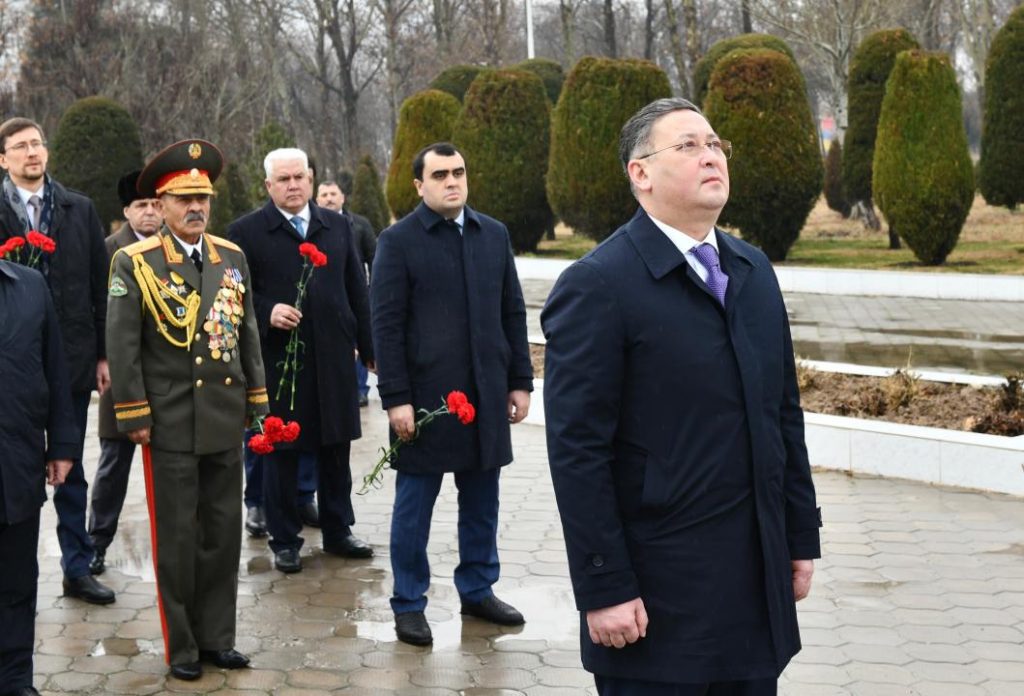 Делегация МИД РК почтила память казахстанских героев в Душанбе