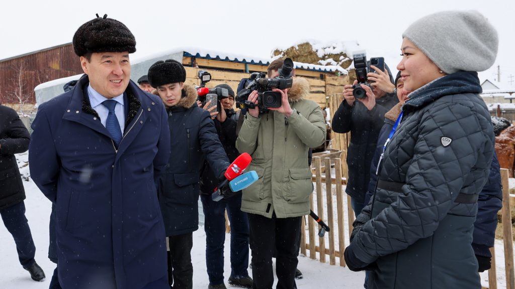 Алихан Смаилов оценил проект «Ауыл аманаты» в Костанайской области
