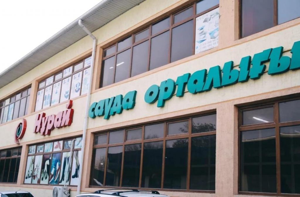 Библиотека на рынке: в Сарыагашском районе в городском торговом центре  открыт библиотечный пункт