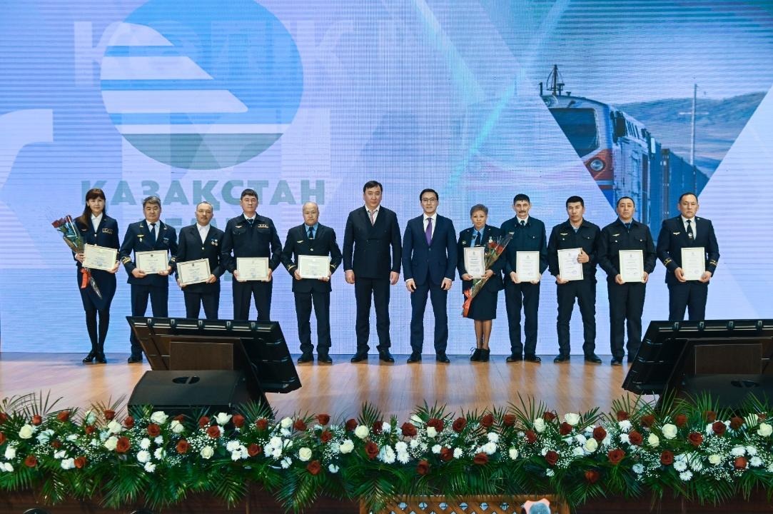 Благодарственные письма и грамоты  вручили работникам железнодорожной отрасли