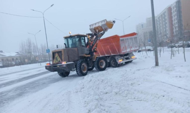 Более 2 000 рабочих борются со снегопадами в Астане
