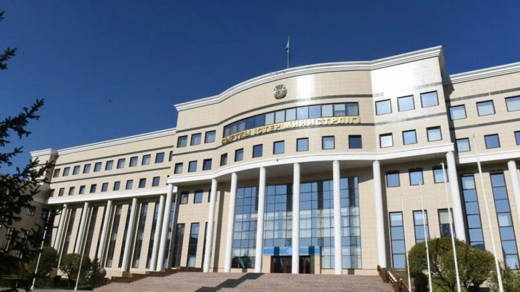 Демократия строится самим обществом, а не навязываются извне