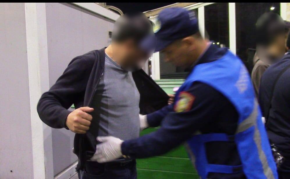 Гражданин Узбекистана пытался провезти гашиш в чехле телефона через границу
