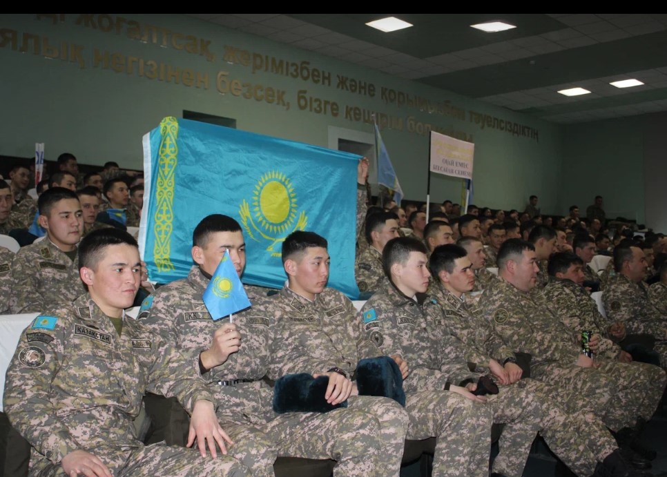 Интеллектуальное сражение: КВН среди солдат срочной службы в Гвардейском гарнизоне
