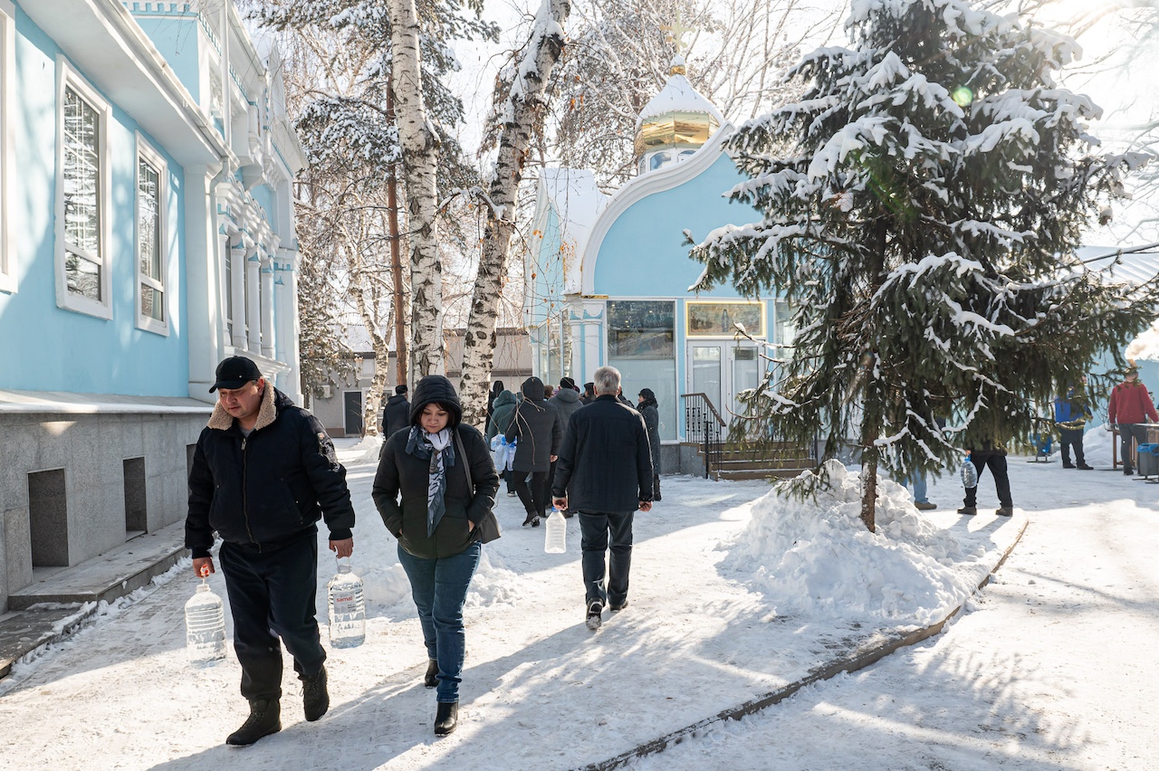 Как отметили Крещение в Казанском соборе Алматы