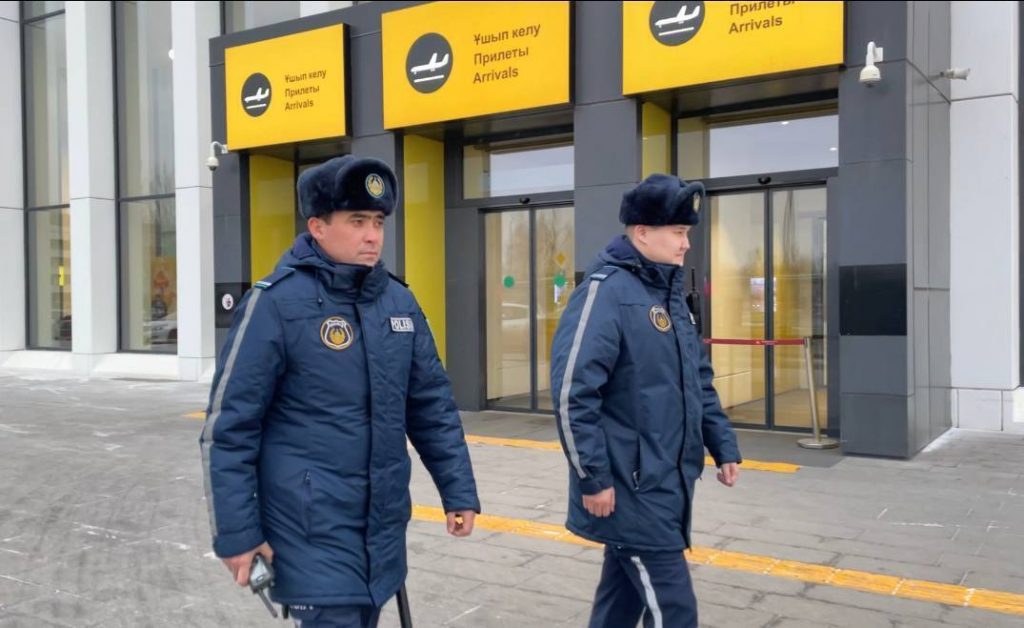 Оштрафован законный представитель 15-летней девочки, курившей в самолете