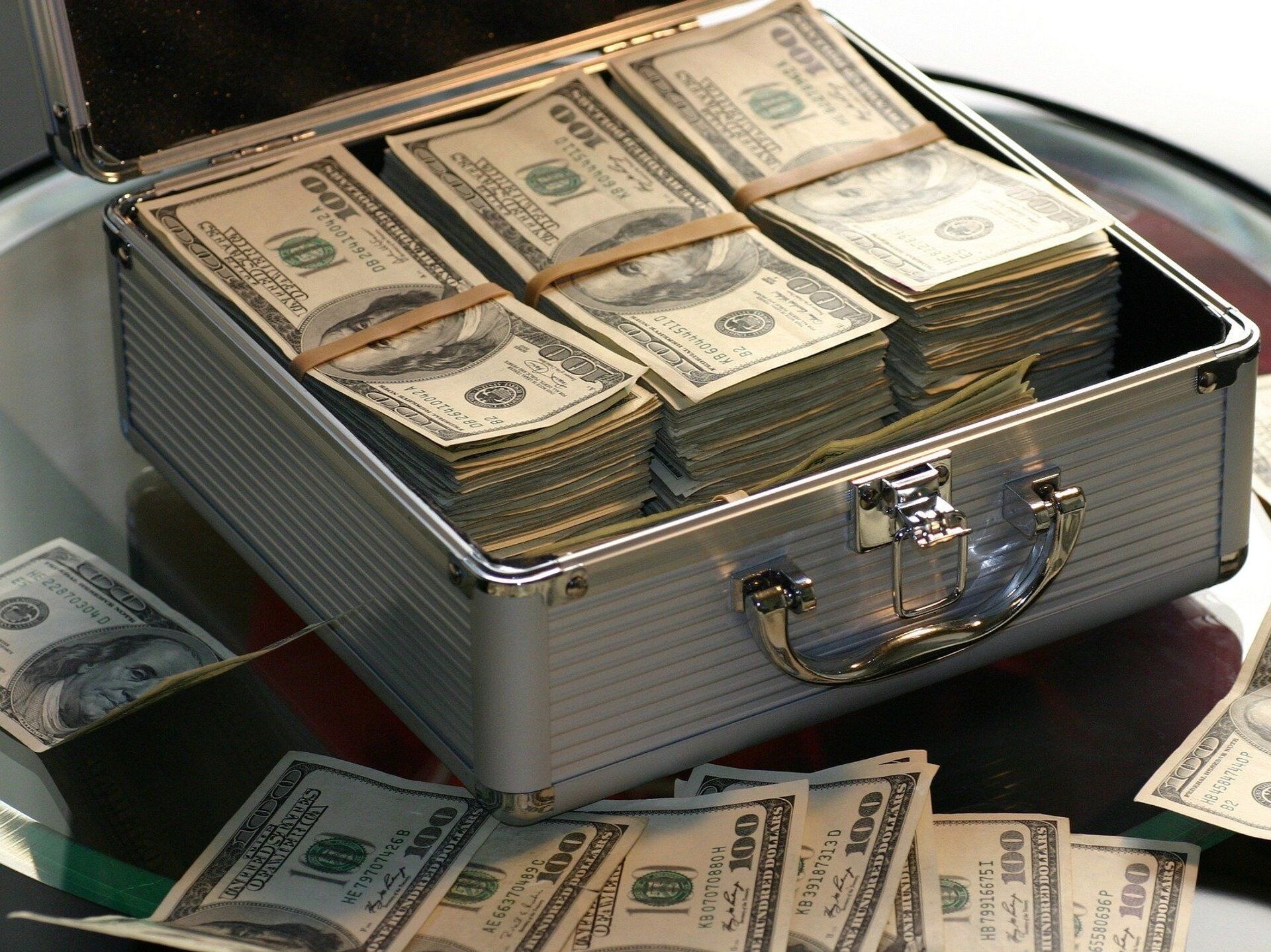 Пассажир аэропорта Астаны задержан со 160 000 долларов