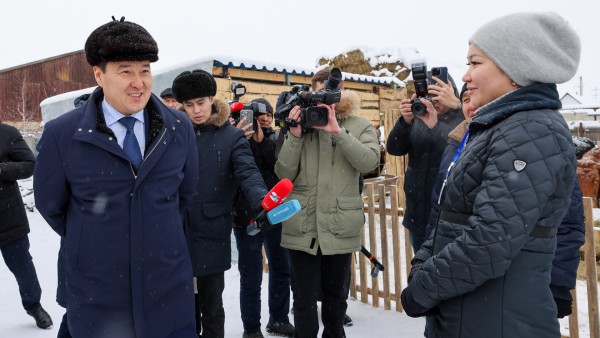 Алихан Смаилов посетил одно из фермерских хозяйств, созданных по проекту «Ауыл аманаты» в Костанайской области 