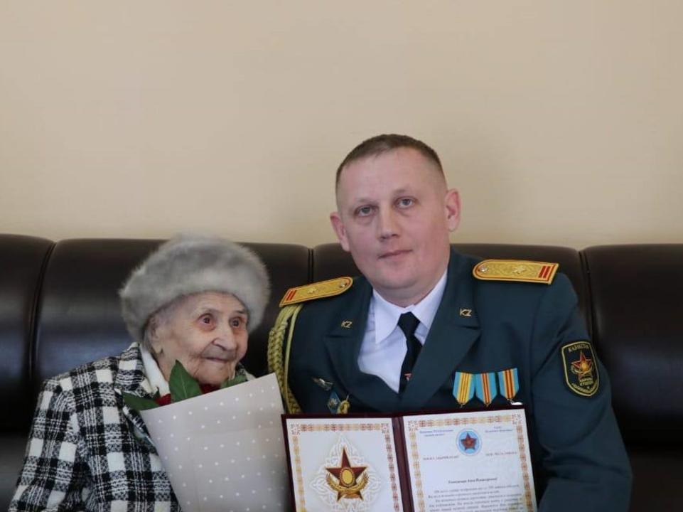 Самоотверженность и жизнелюбие: Военнослужащие ВС РК поздравили ветерана войны с юбилеем