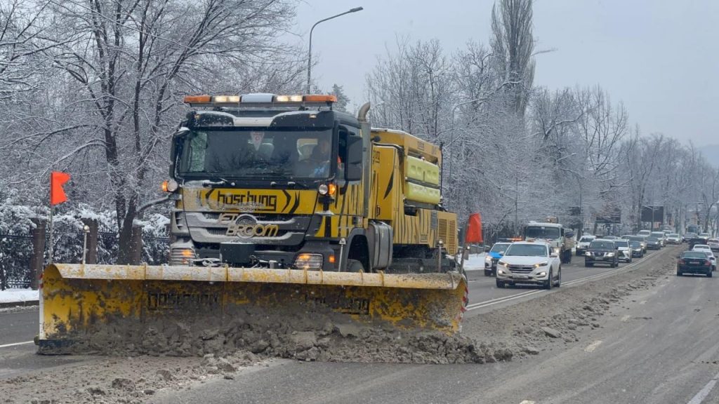 Снегопад: В Алматы вывезено 3750 рейсов самосвалов снега