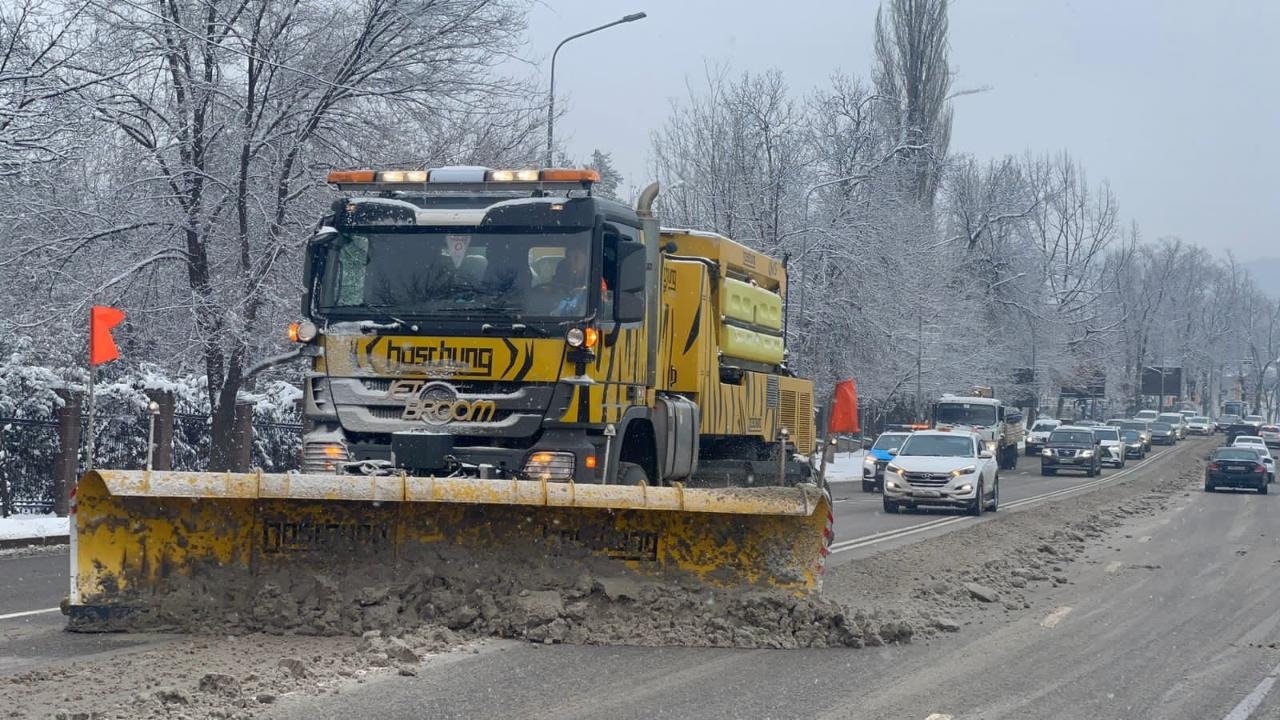 Снегопад: В Алматы вывезено 3750 рейсов самосвалов снега