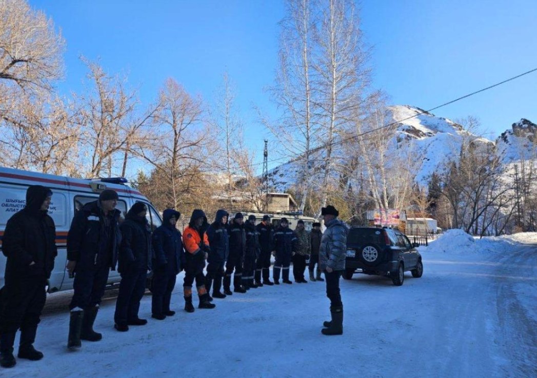 Специалисты борются с лавинной угрозой в Восточном Казахстане