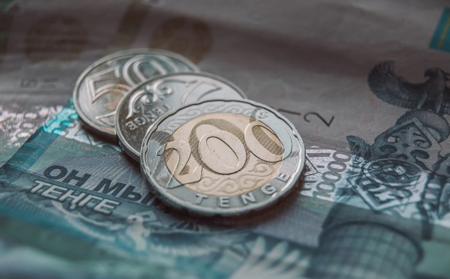 Тенге: Почему его снижение на KASE — коррекция?