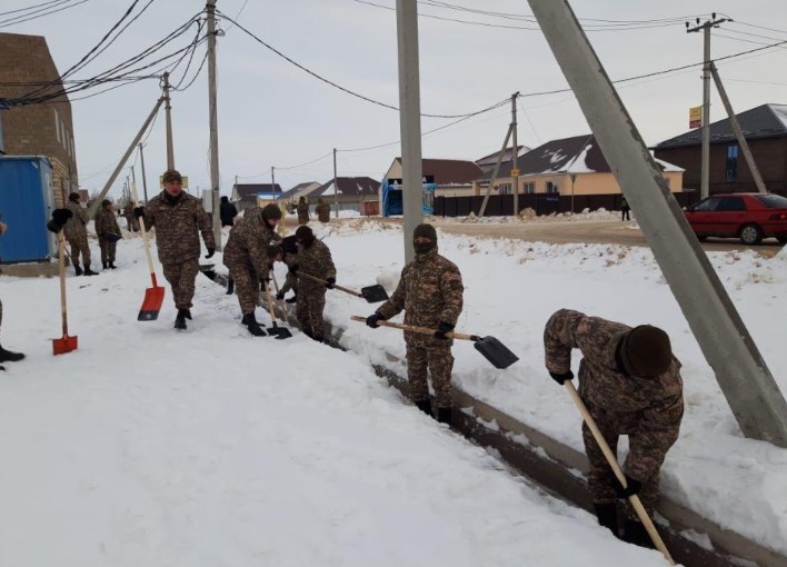 Военные солдаты противостоят паводкам в Западно-Казахстанской области