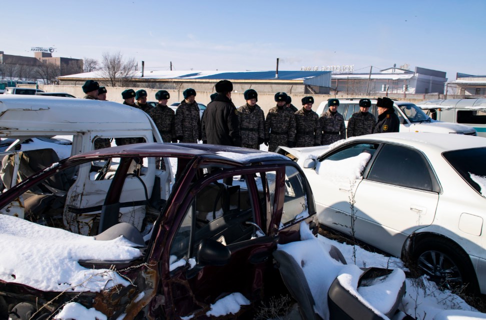 Профилактические мероприятия: в Конаеве военнослужащие провели занятия по ПДД