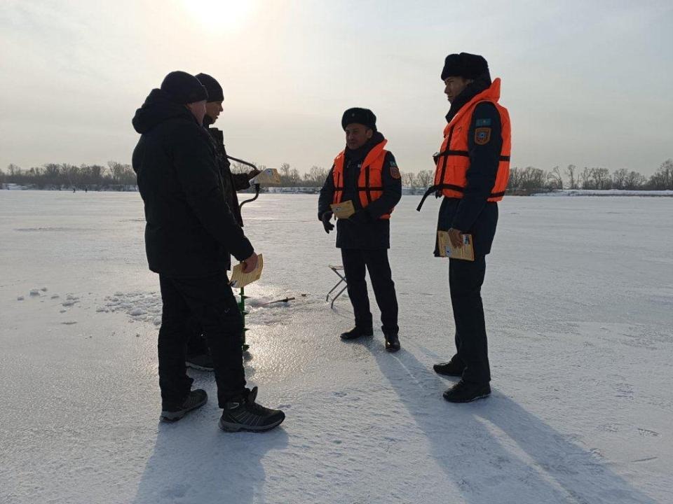 Выход на лед: как определить опасные места замерзшего водоема?