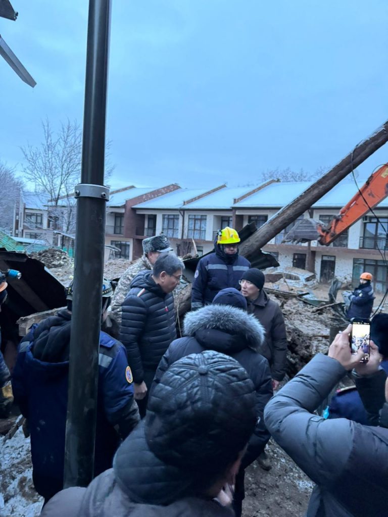 Ерболат Досаев прибыл на место схода оплывины