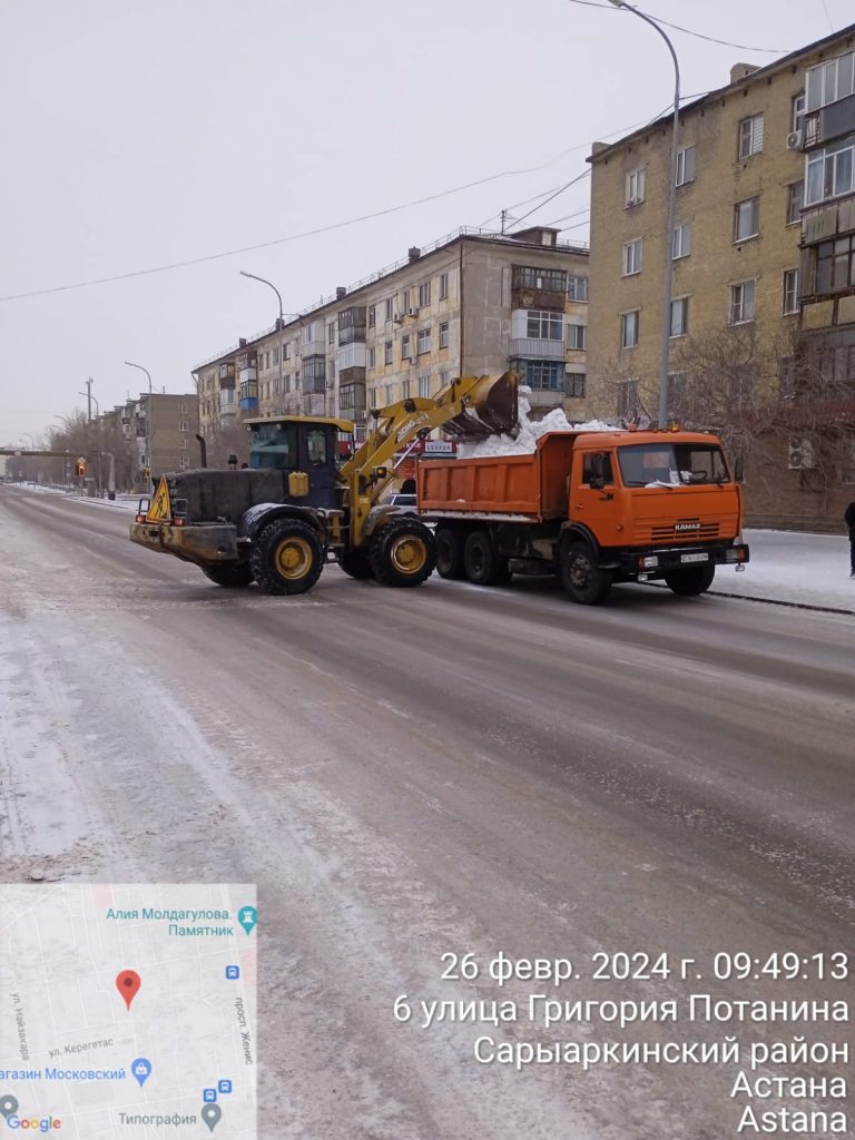 Больше 2,4 тыс. дорожных рабочих вышли на уборку снега в Астане