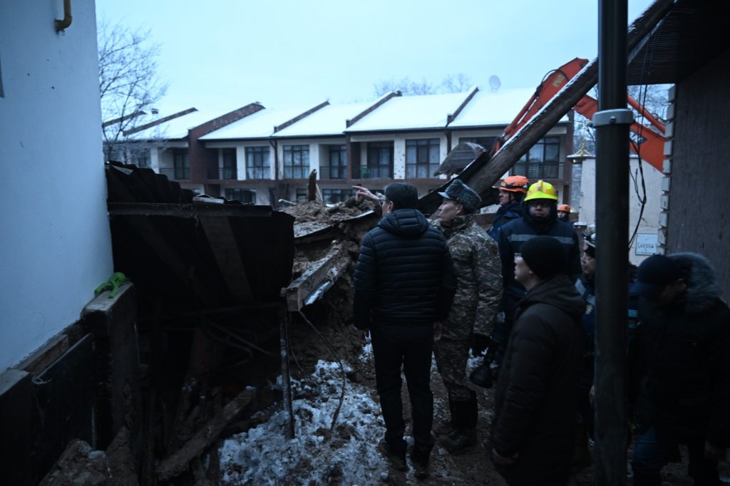 О ходе поисково-спасательных работ в результате схода оплывины в Алматы