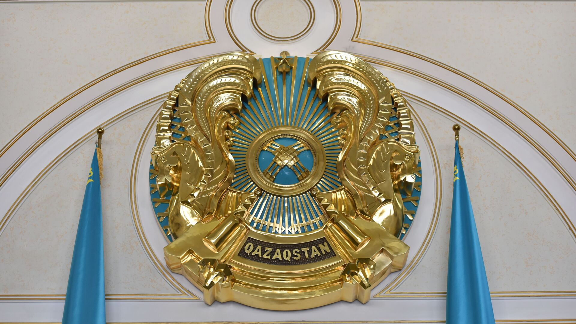Жаңа адамдар: нам всем пора подумать над новым гербом
