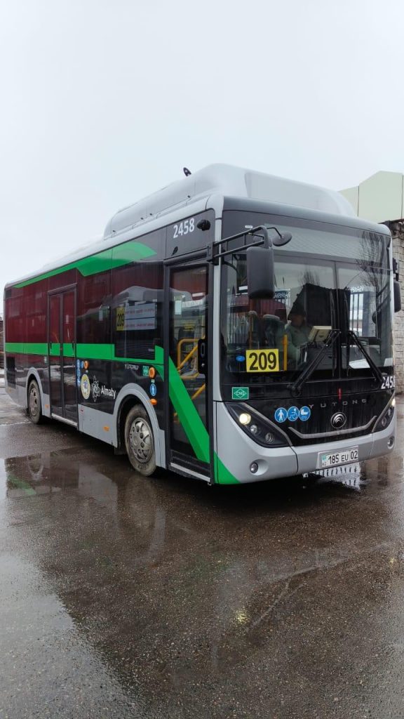 В Алматы обновлены автобусы еще на двух маршрутах