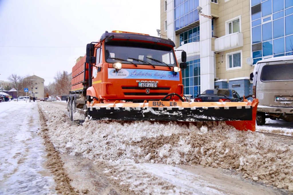 Более 54 тысяч кубометров снега вывезли днем в Астане
