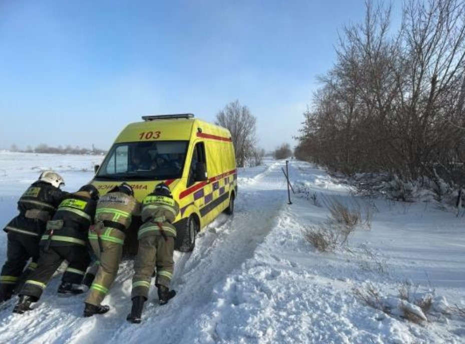 Карагандинские спасатели выручили автомашину скорой помощи