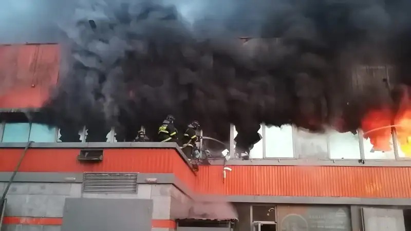 Крупный пожар: в Семее ликвидируют возгорание в торговом доме