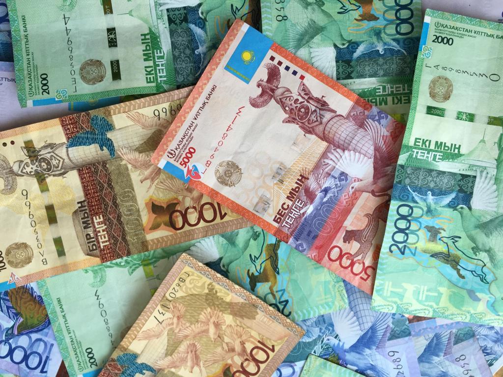 Курс тенге на фоне нефтяных колебаний: что говорят эксперты?